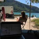 Travail depuis le bord d'un lac